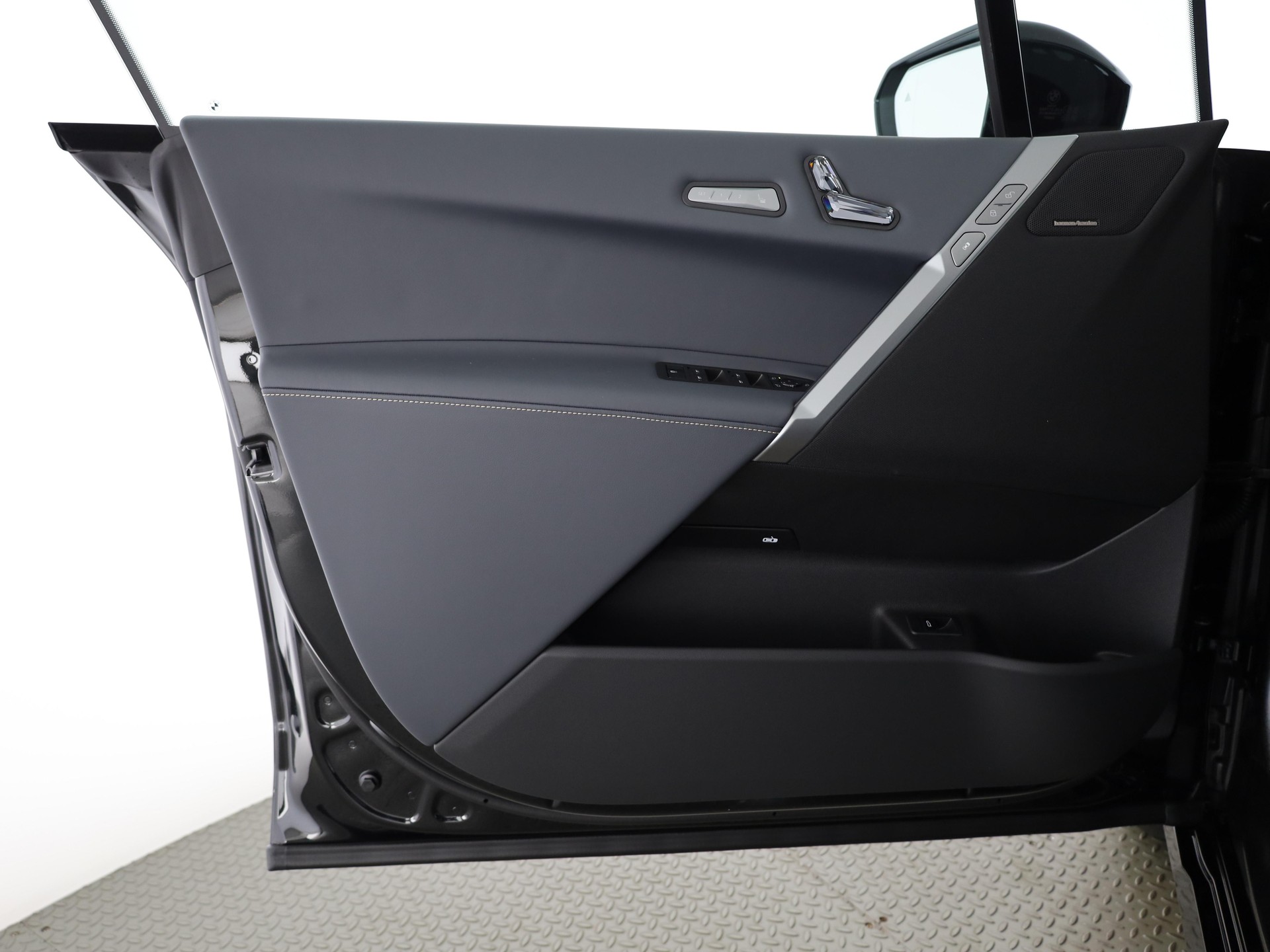 BMW iX xDrive60-image-14