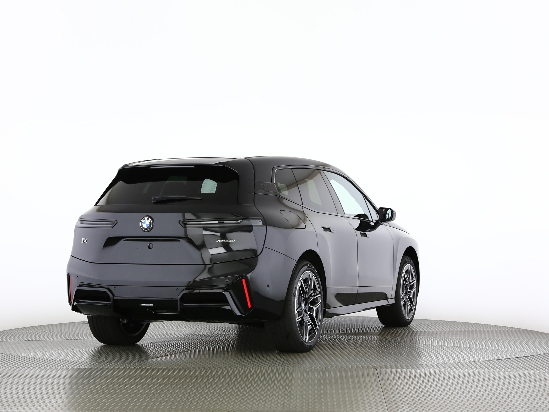 BMW iX xDrive60-image-1