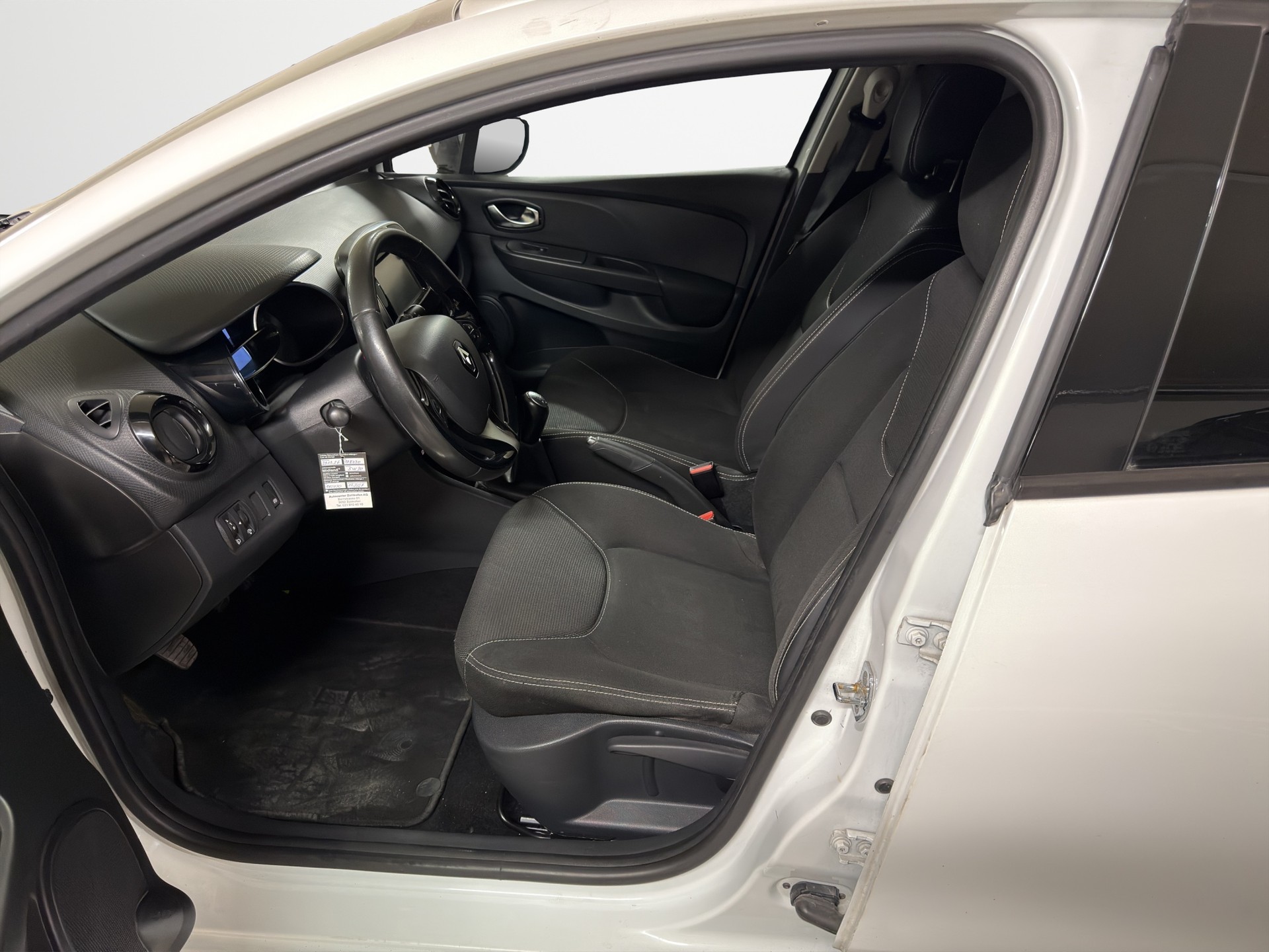 RENAULT Clio 0.9 12V Swiss Edition-image-8