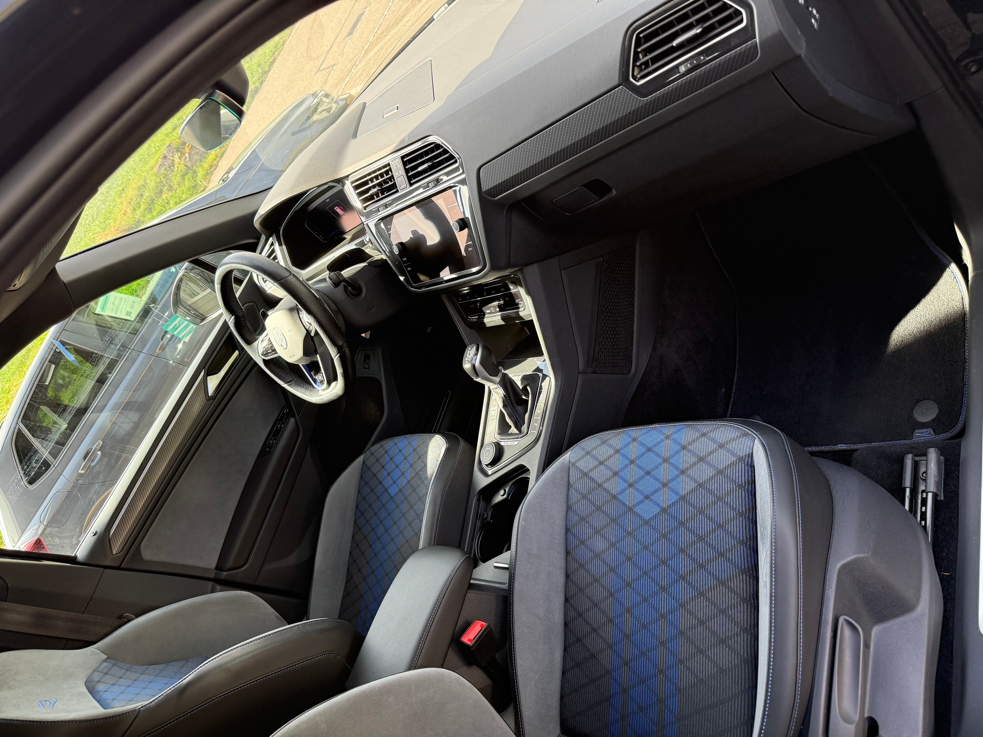 VW Tiguan 2.0TSI R 4Motion DSG-image-9