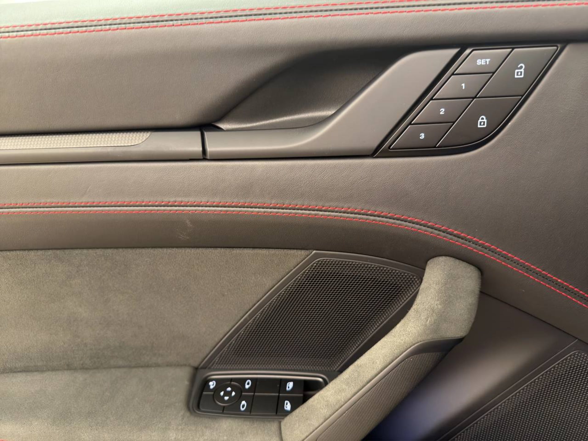 PORSCHE 911 Carrera 4 GTS-image-19