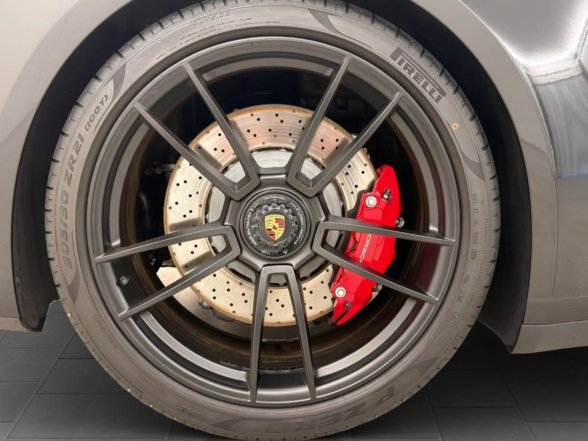PORSCHE 911 Carrera 4 GTS-image-10