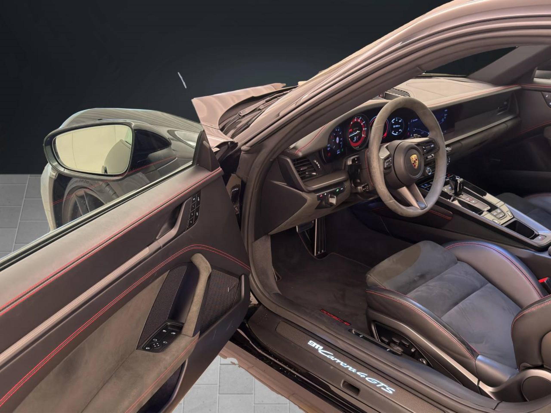 PORSCHE 911 Carrera 4 GTS-image-3