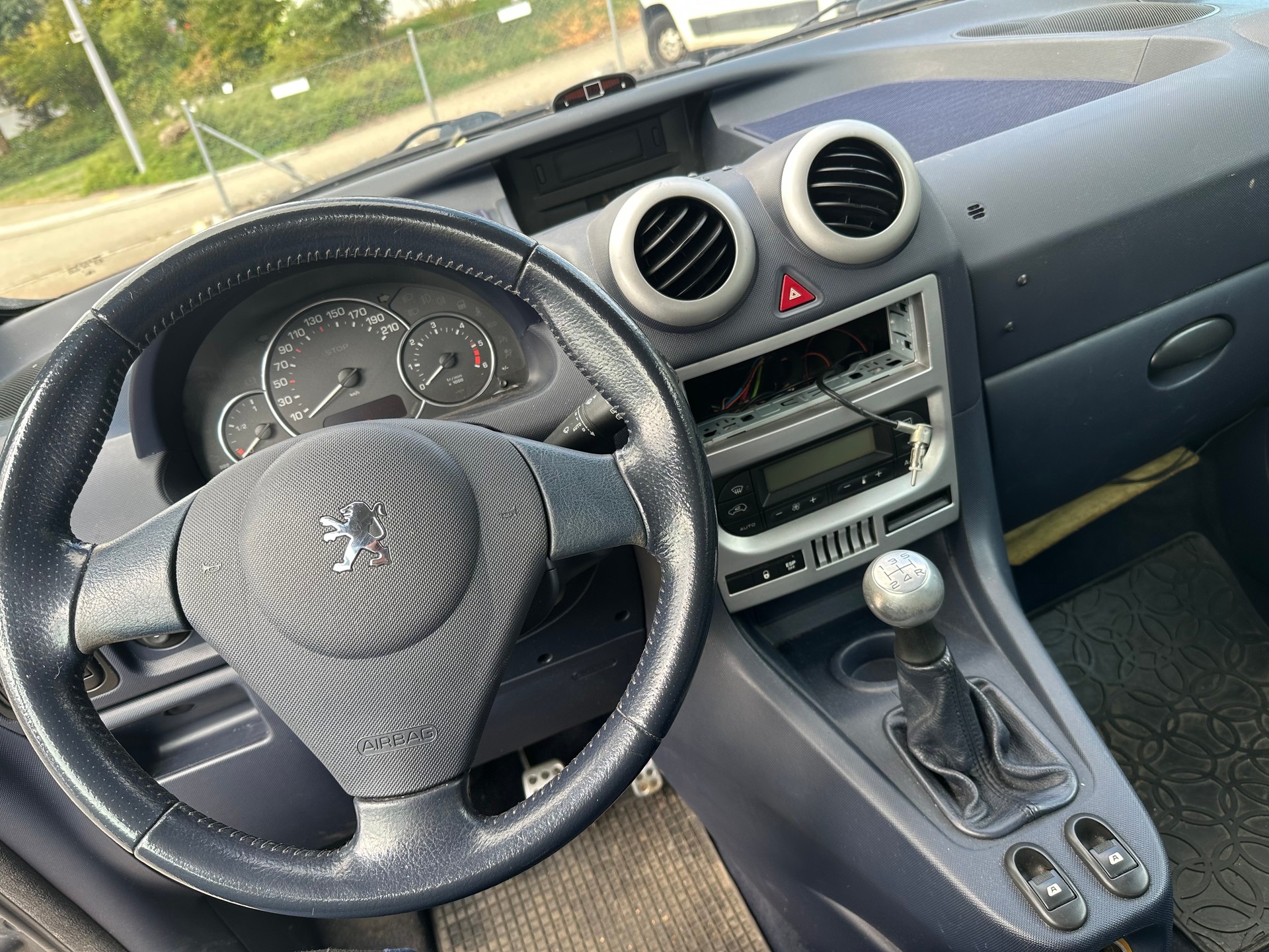 PEUGEOT 1007 1.4 HDI Trendy-image-9