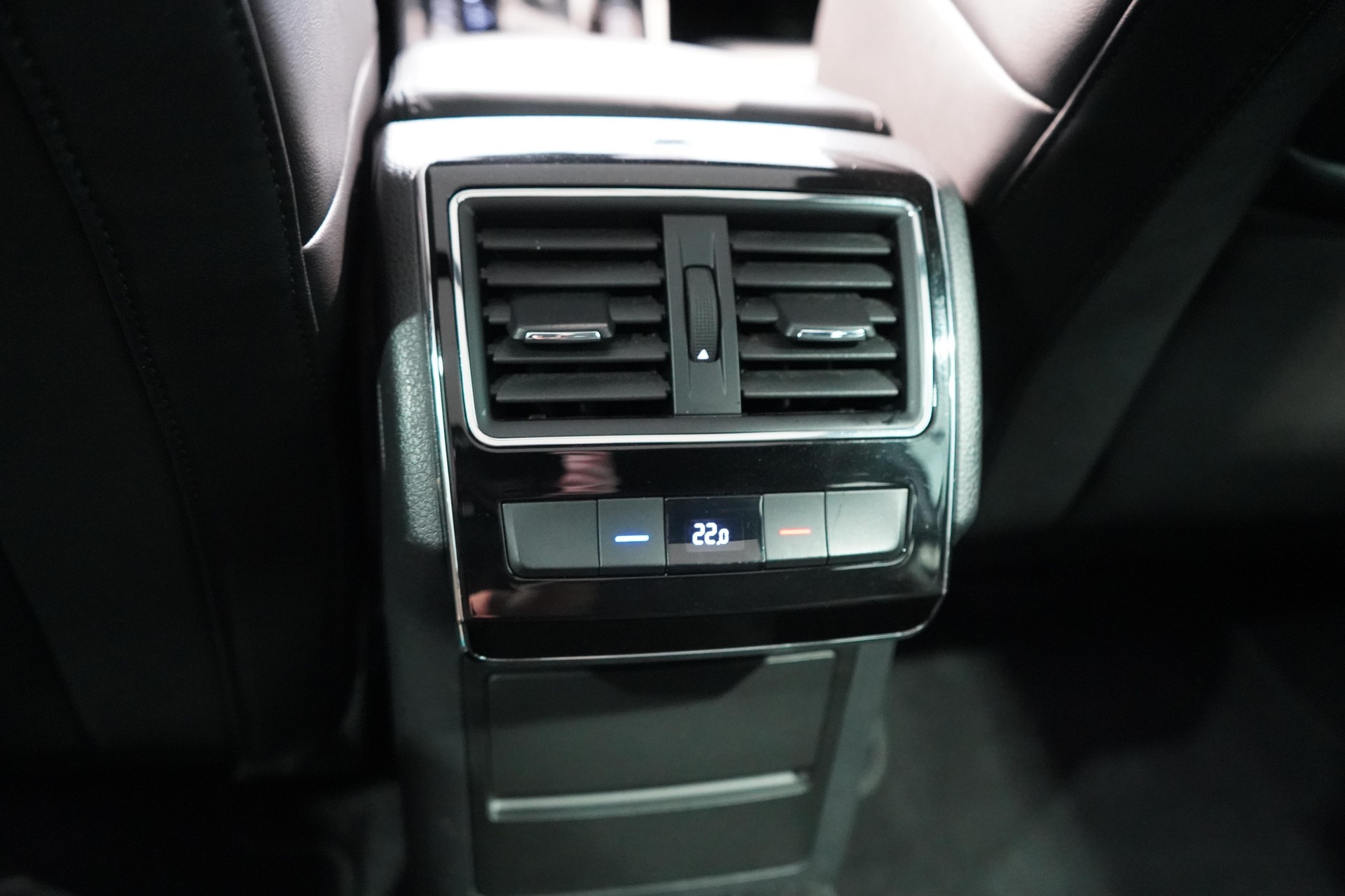 SKODA Superb Combi 2.0 TSI L & K 4x4 DSG-image-12