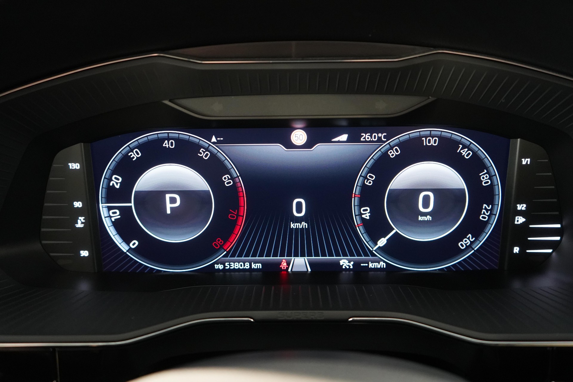 SKODA Superb Combi 2.0 TSI L & K 4x4 DSG-image-8