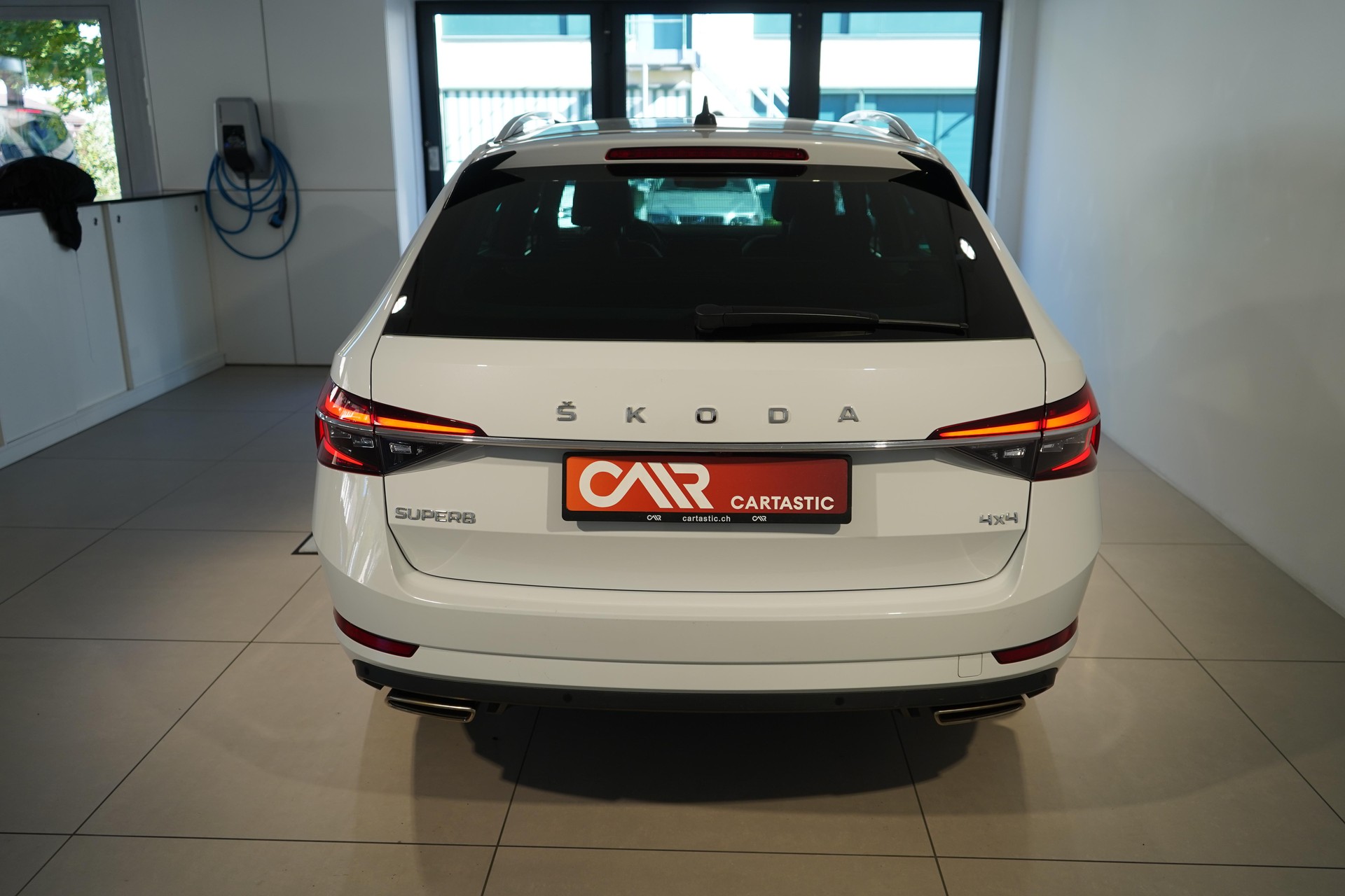 SKODA Superb Combi 2.0 TSI L & K 4x4 DSG-image-3