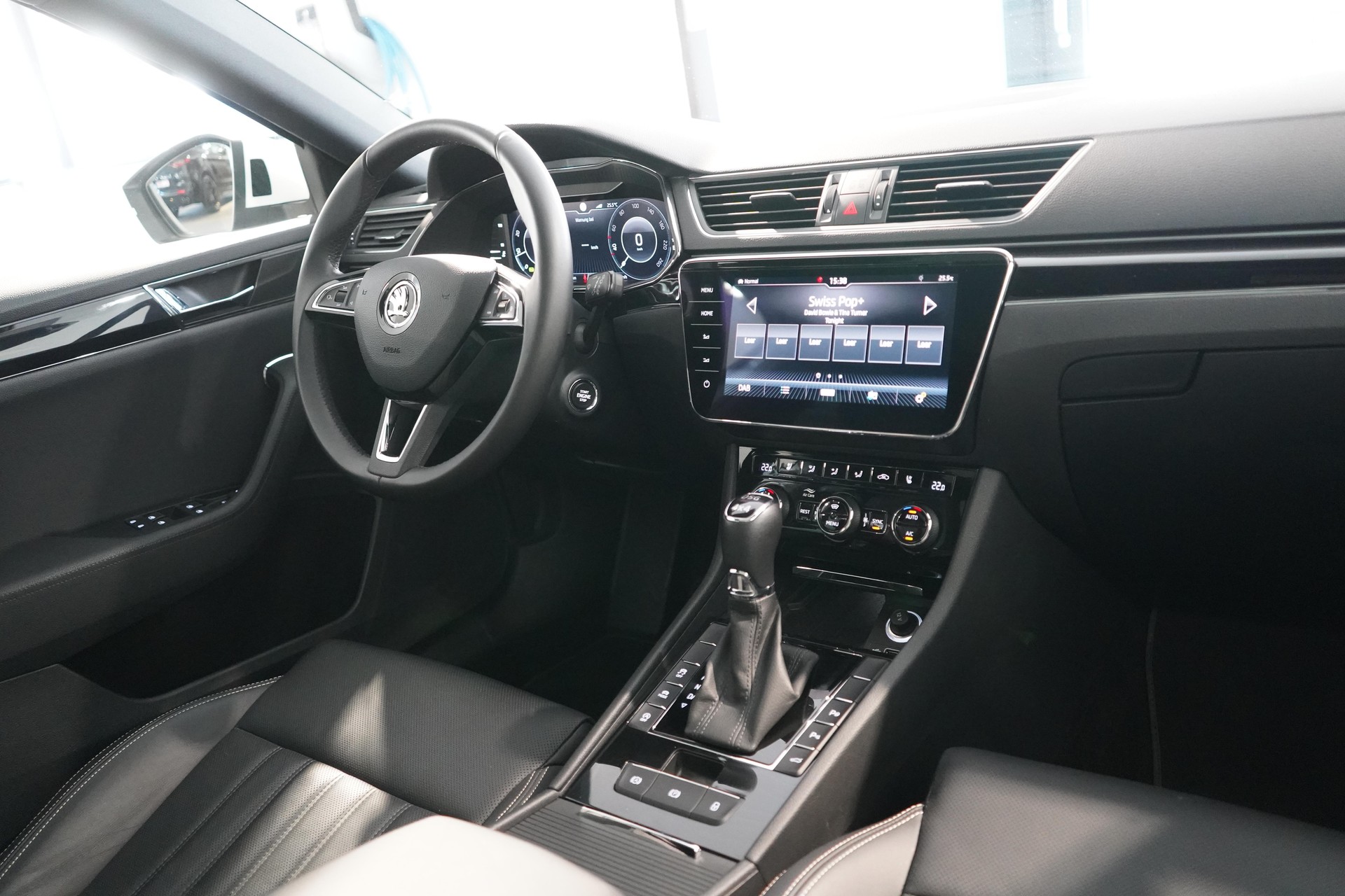 SKODA Superb Combi 2.0 TSI L & K 4x4 DSG-image-9