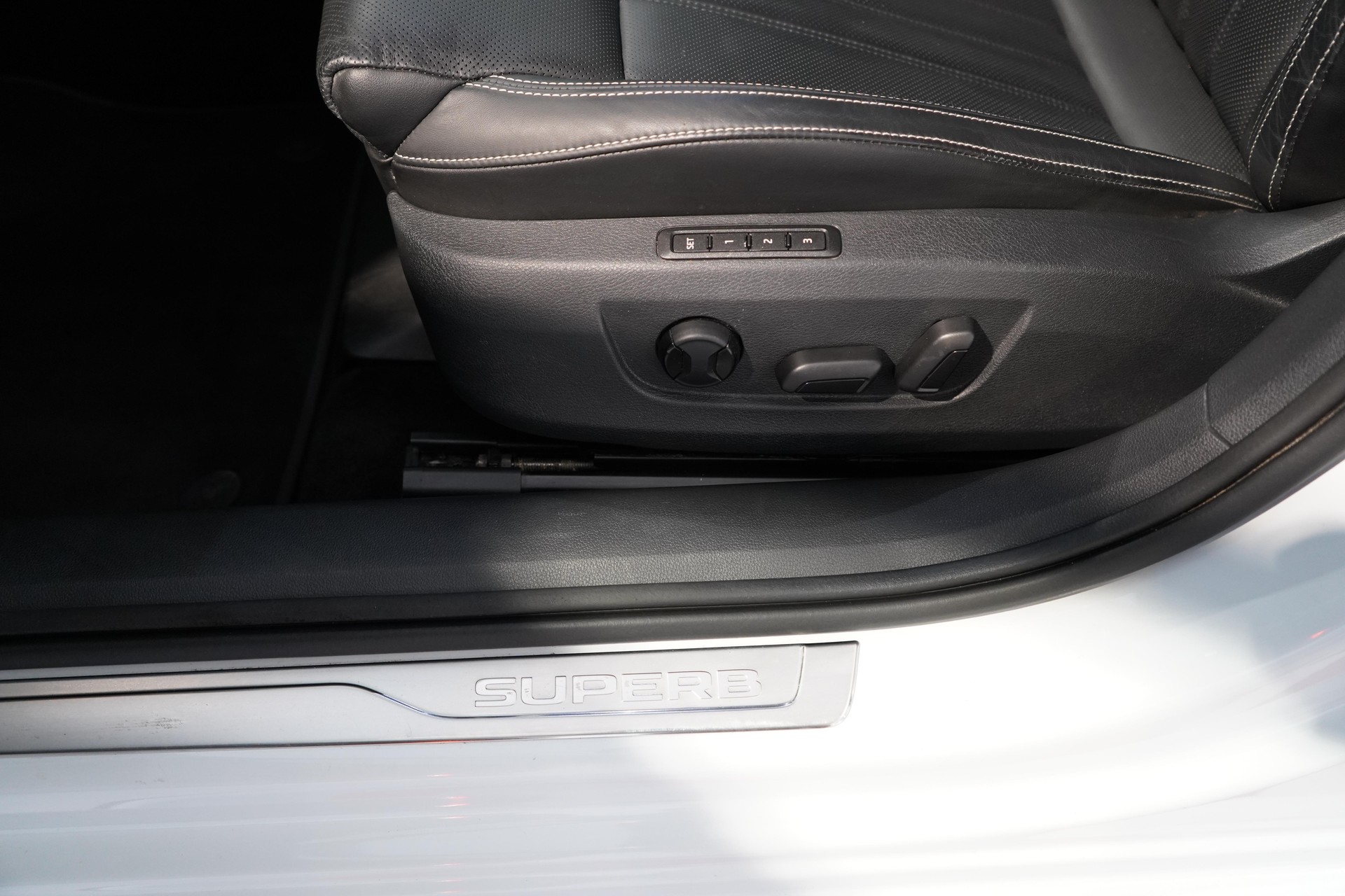 SKODA Superb Combi 2.0 TSI L & K 4x4 DSG-image-19