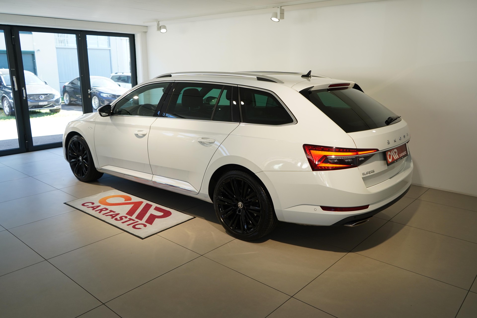 SKODA Superb Combi 2.0 TSI L & K 4x4 DSG-image-2
