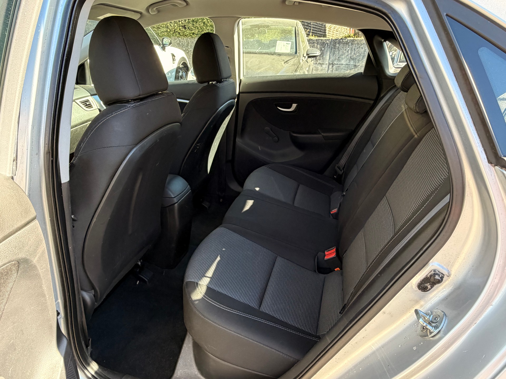 HYUNDAI i30 1.6 CRDi Premium-image-4