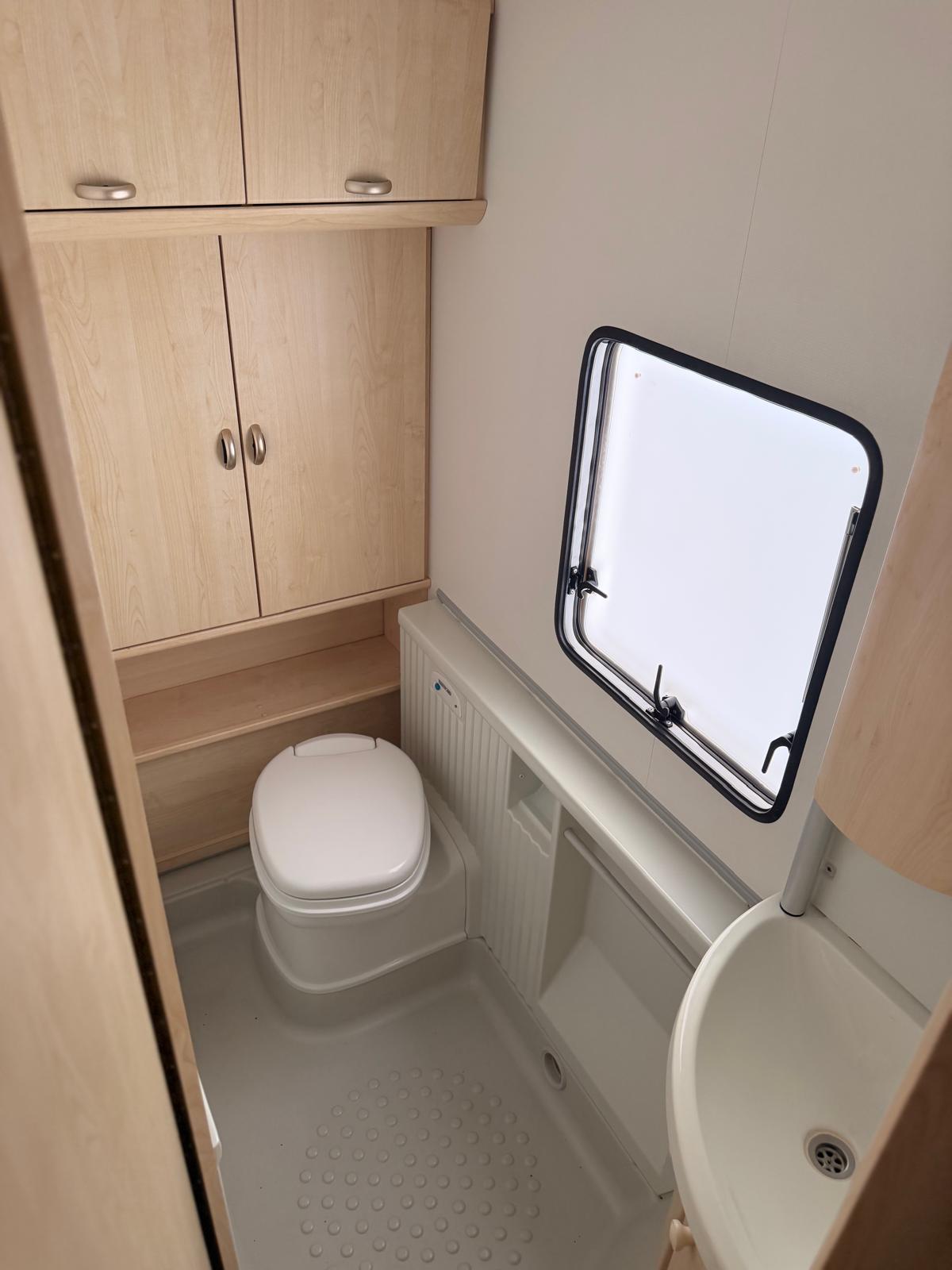 BÜRSTNER Bürstner 5421 – WC / Küche / Heizung-image-9