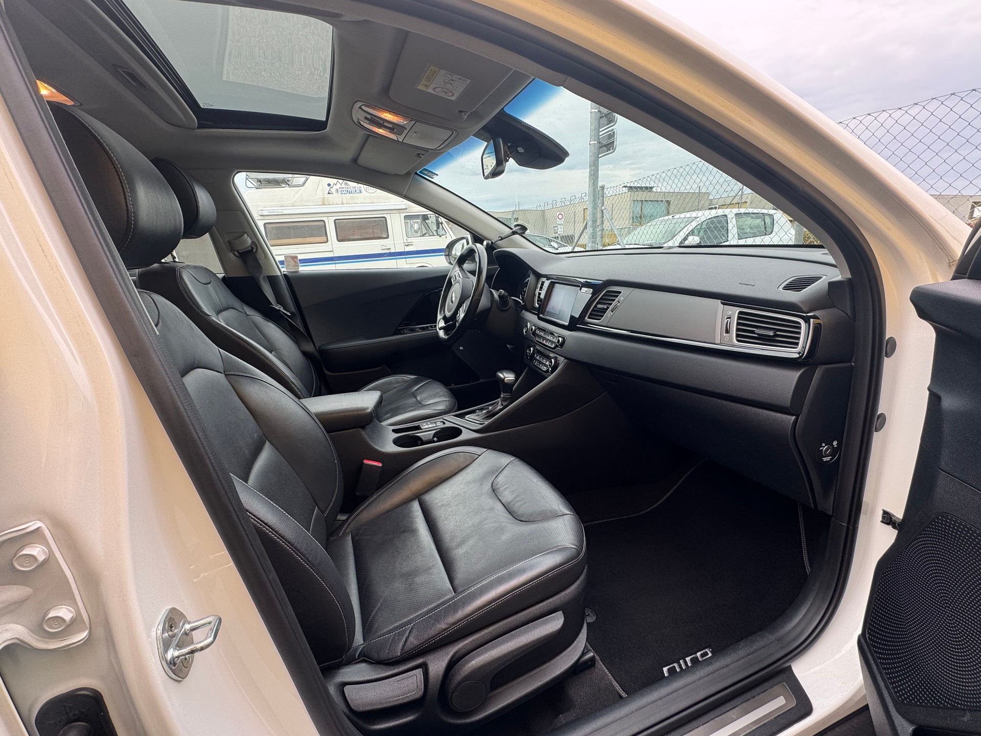 KIA Niro 1.6GDi Hybrid Style DCT-image-6