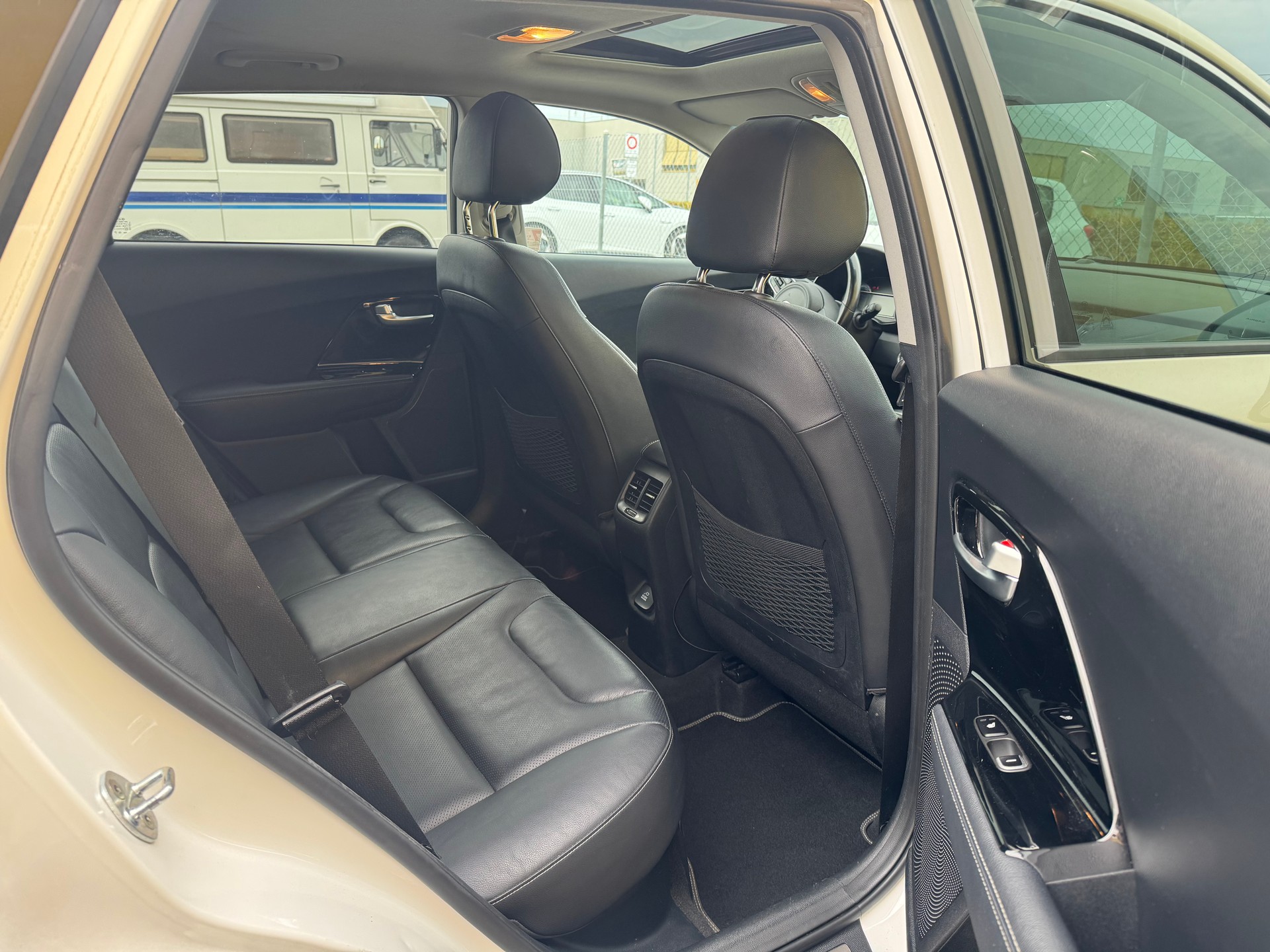 KIA Niro 1.6GDi Hybrid Style DCT-image-7