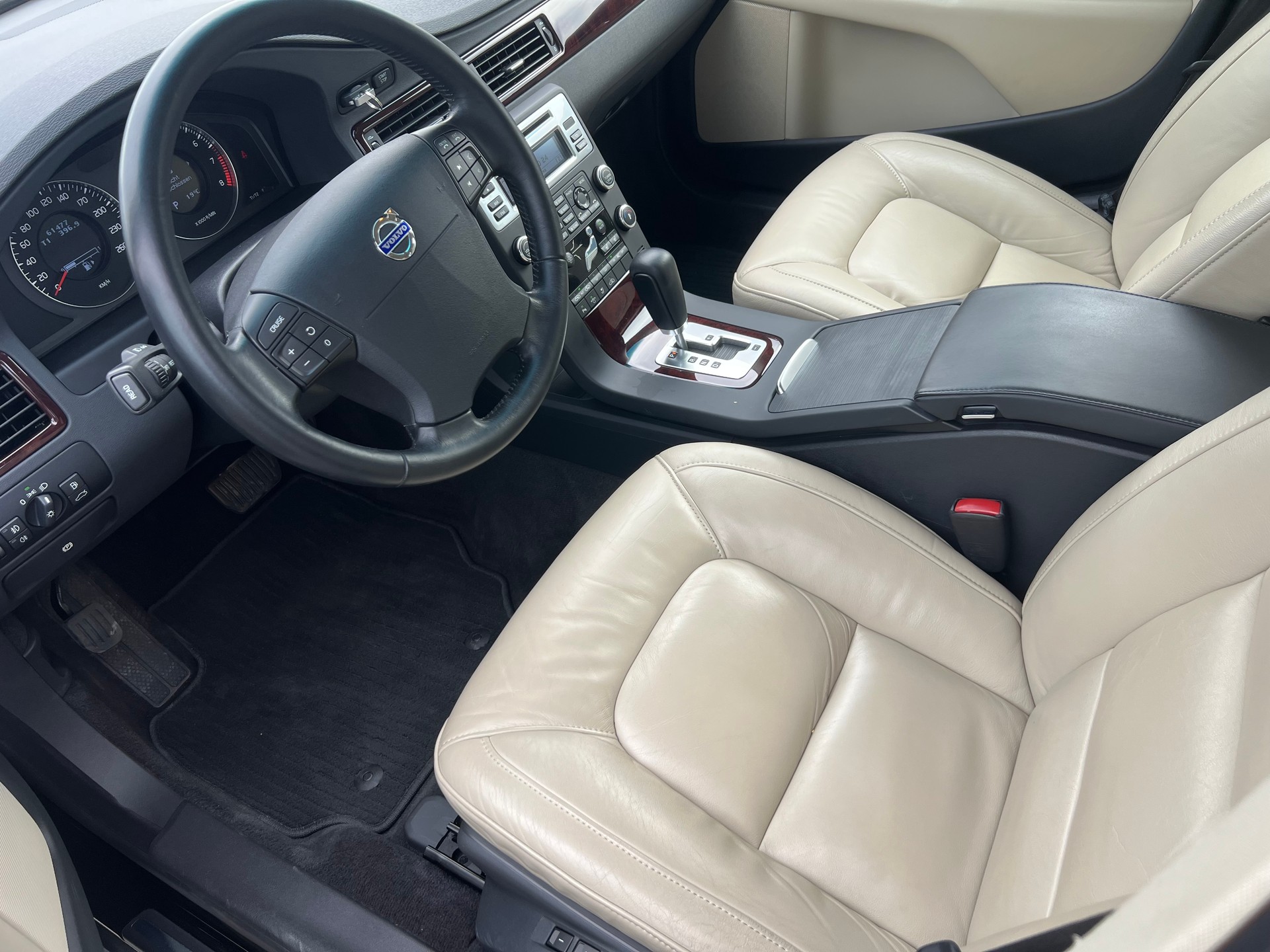 VOLVO S80 2.5T Momentum-image-6