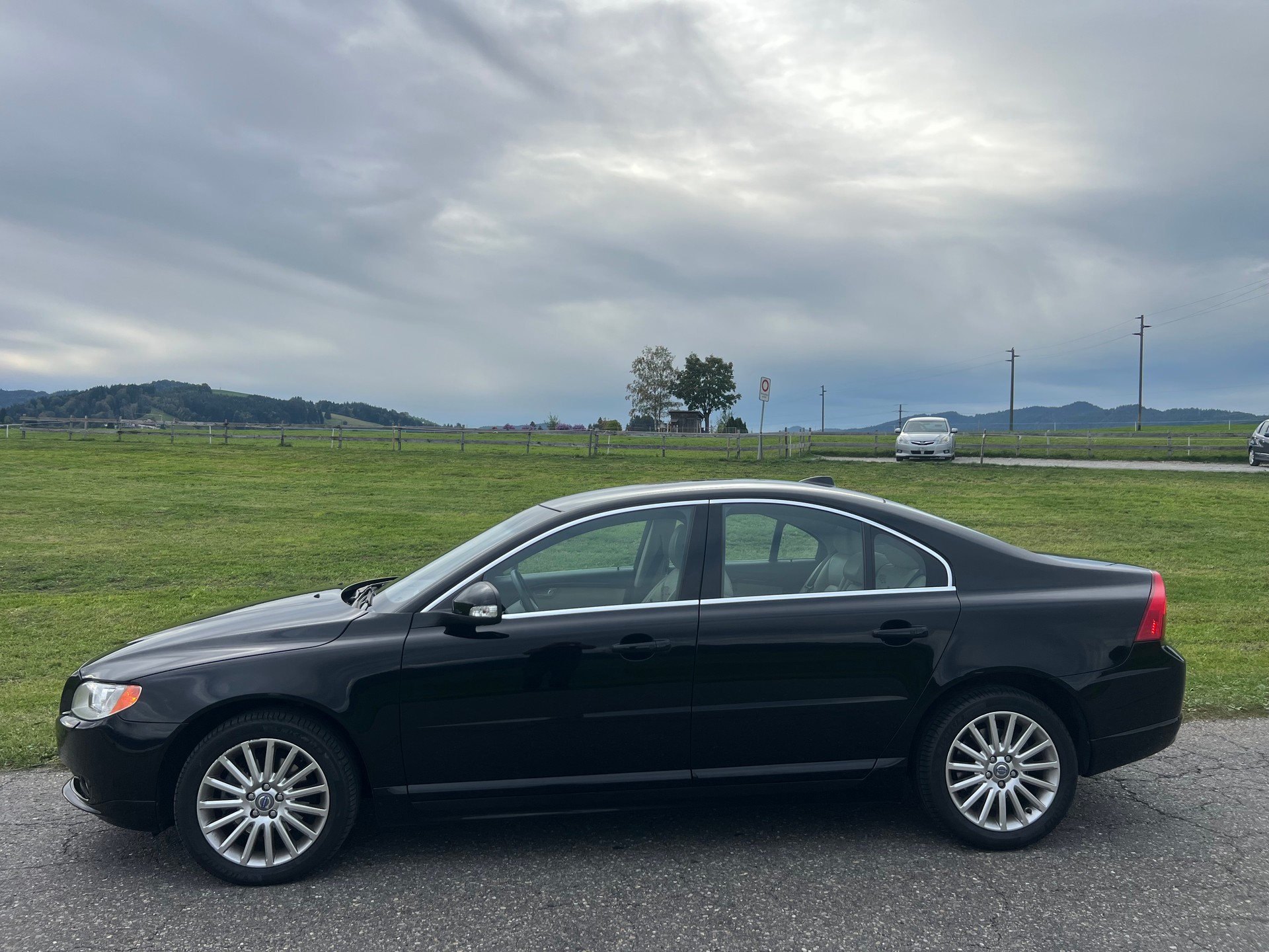 VOLVO S80 2.5T Momentum-image-2