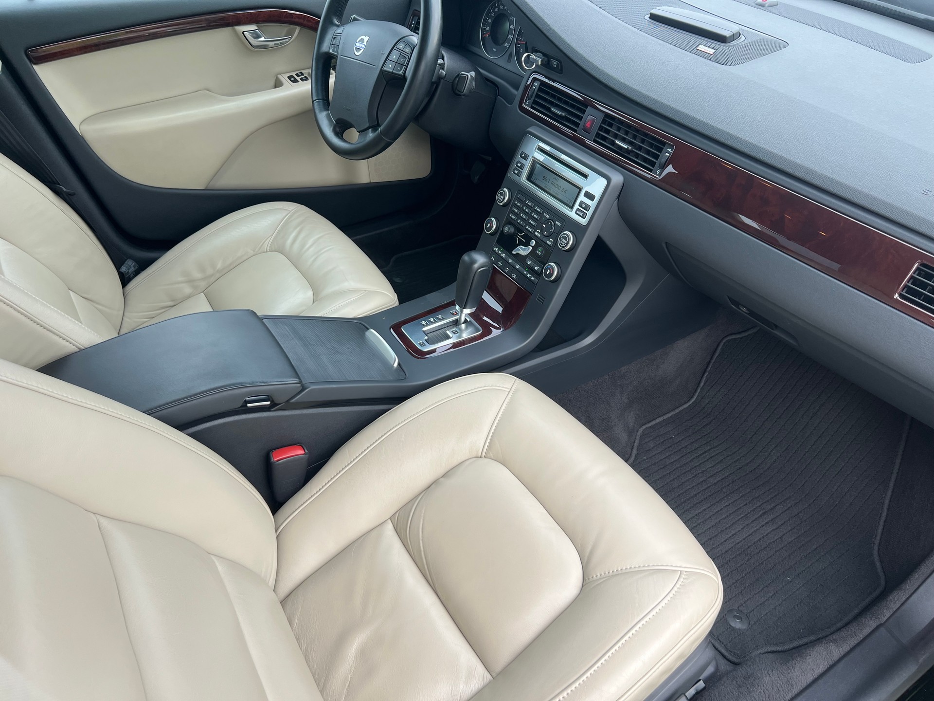 VOLVO S80 2.5T Momentum-image-9