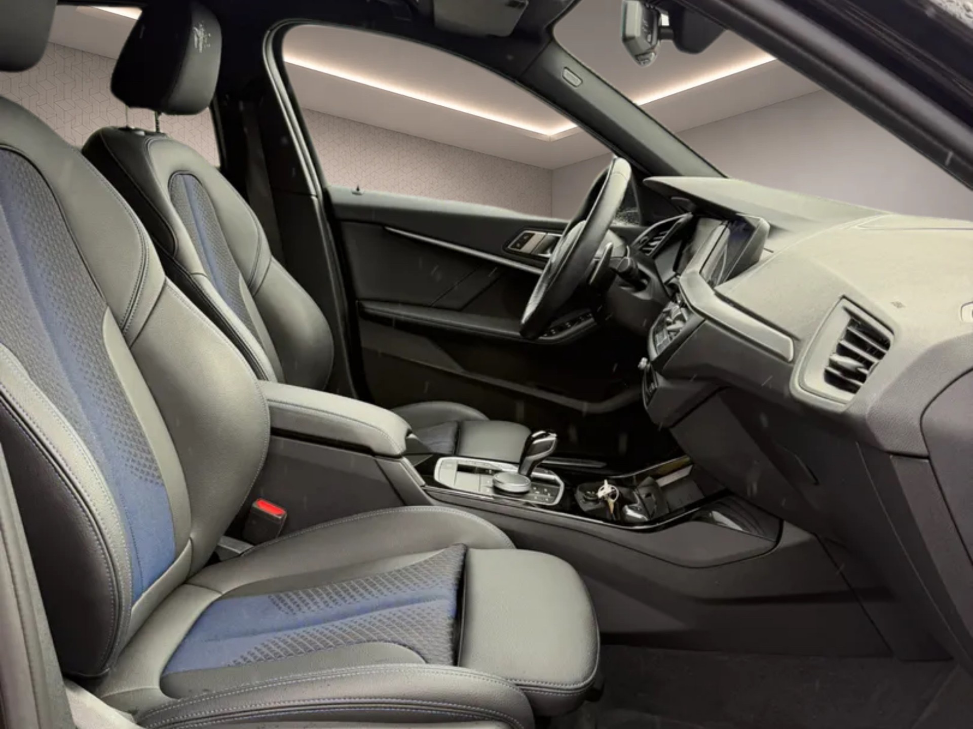 BMW 120i Pure M Sport Steptronic-image-12