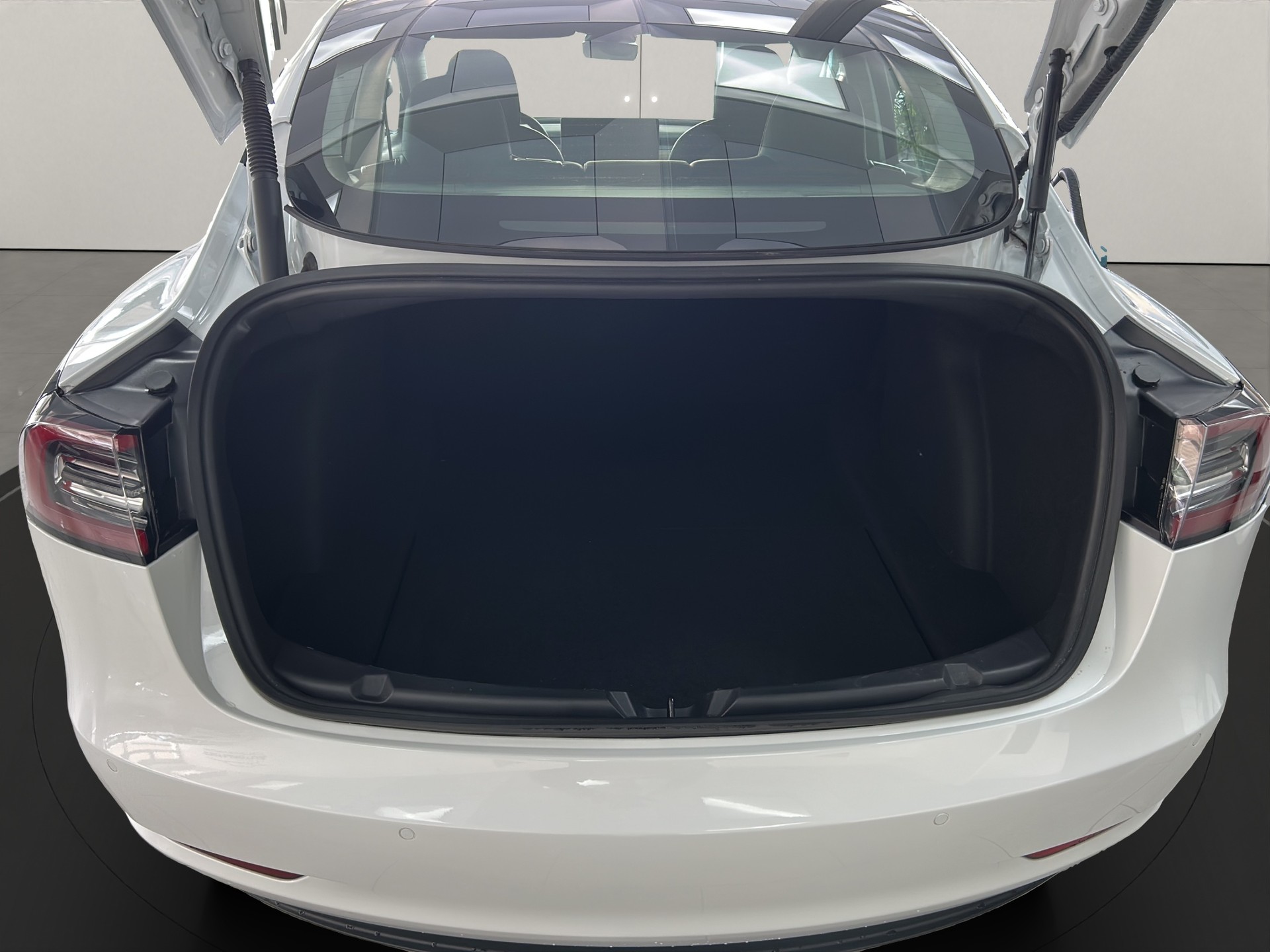 TESLA Model 3 Long Range Dual Motor AWD-image-9