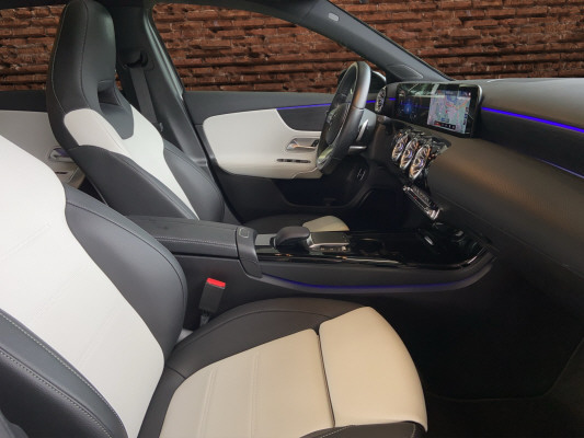 MERCEDES-BENZ A 250e AMG Line-image-11