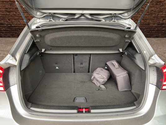 MERCEDES-BENZ A 250e AMG Line-image-6