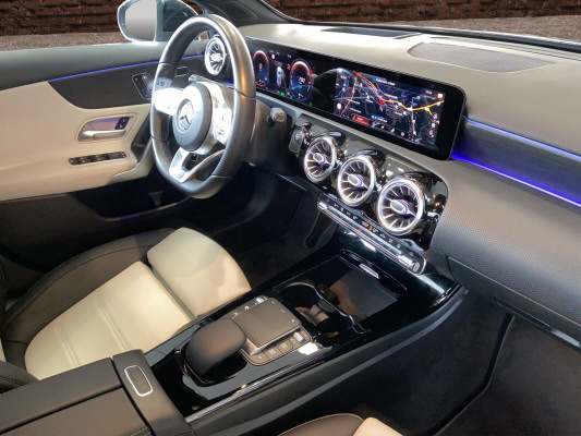 MERCEDES-BENZ A 250e AMG Line-image-13