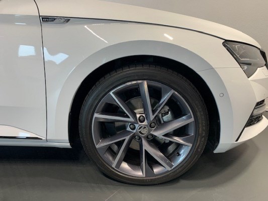 SKODA Superb 2.0 TDi SportL 4x4-image-6