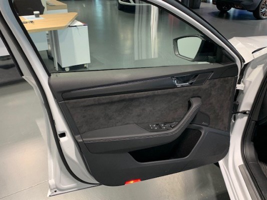 SKODA Superb 2.0 TDi SportL 4x4-image-9