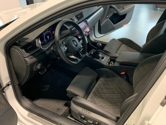 SKODA Superb 2.0 TDi SportL 4x4-image-10