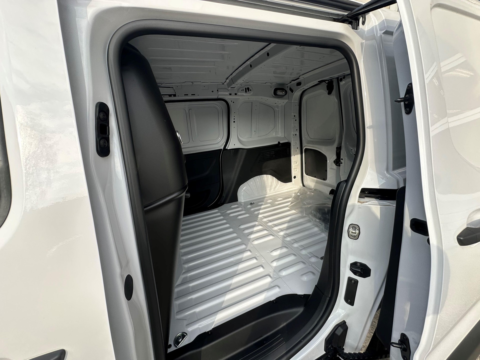 TOYOTA PROACE CITY Van L1 52KWh Active-image-12