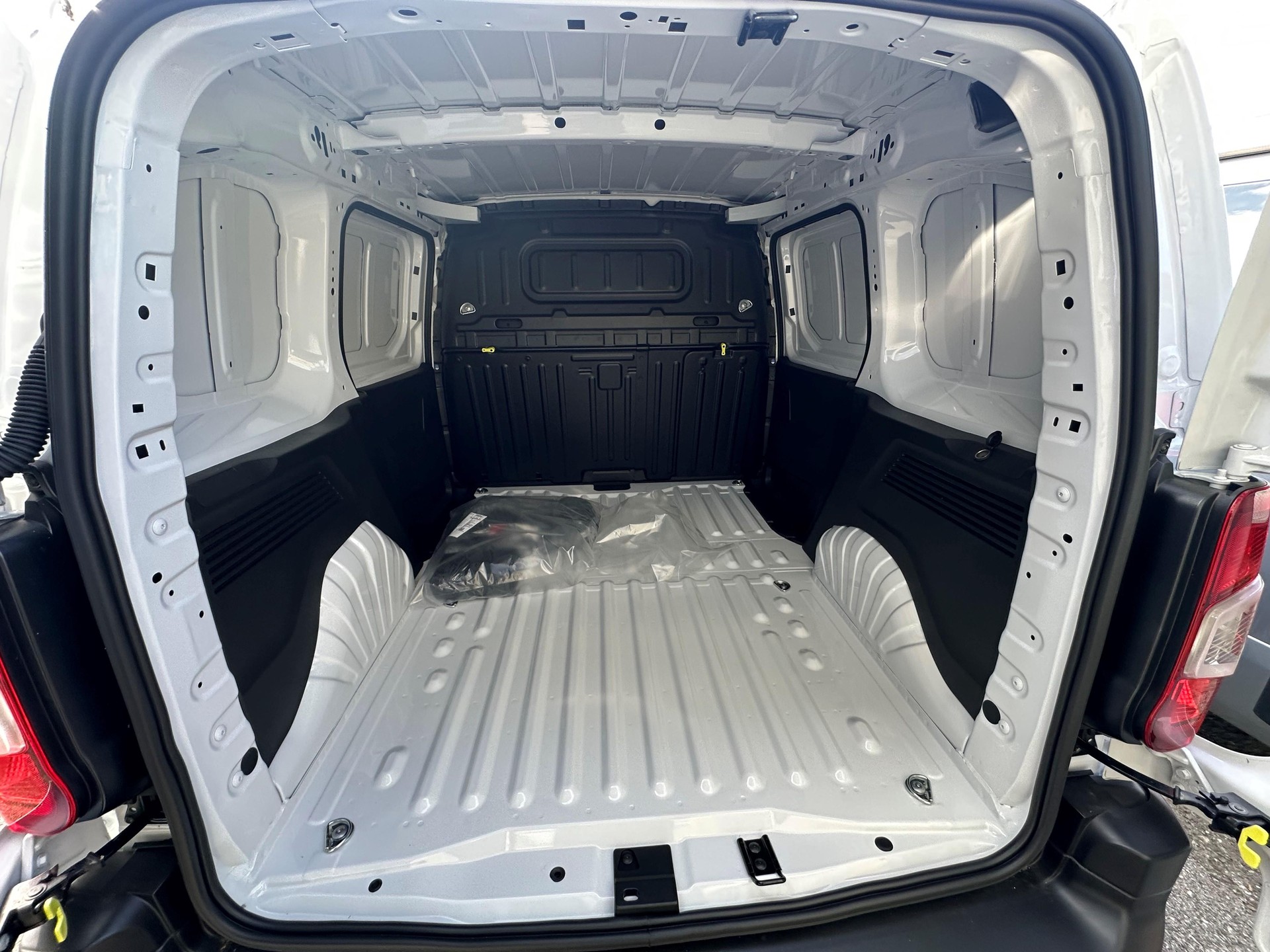 TOYOTA PROACE CITY Van L1 52KWh Active-image-11