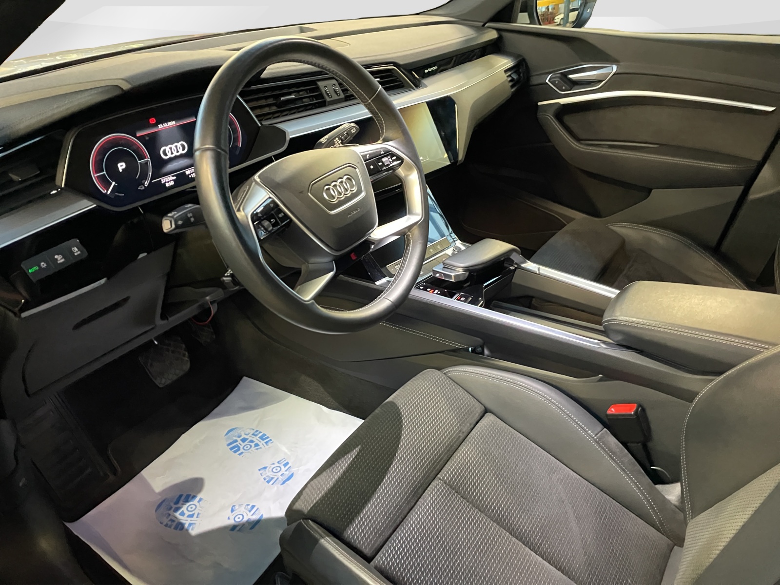 AUDI e-tron 55 Advanced quattro-image-6