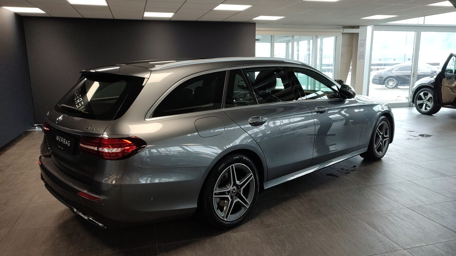 MERCEDES-BENZ E 220 d T 4Matic AMG Line 9G-Tronic-image-8