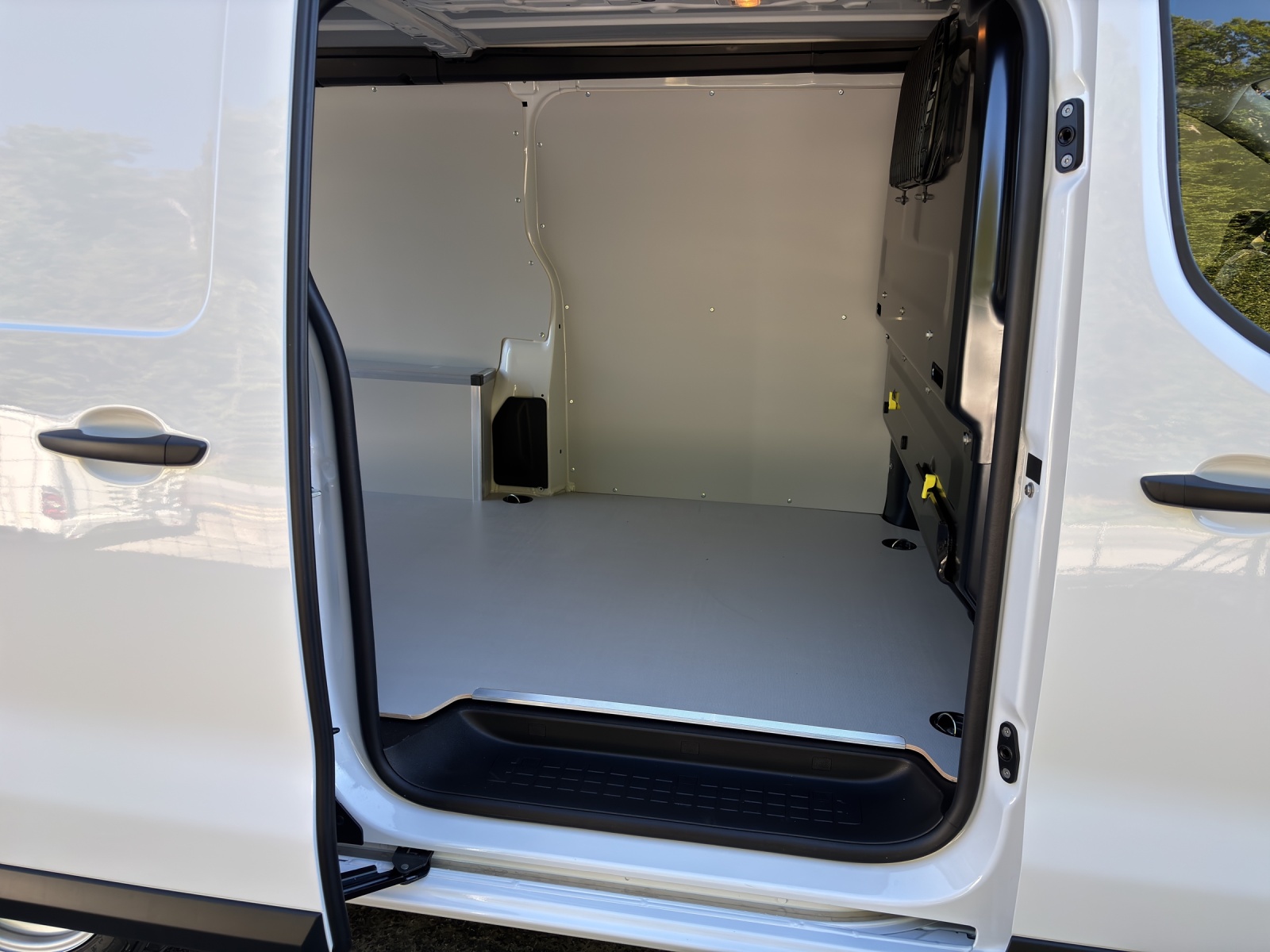 PEUGEOT Expert 2.0 BlueHDi 145 S&S Long-image-9