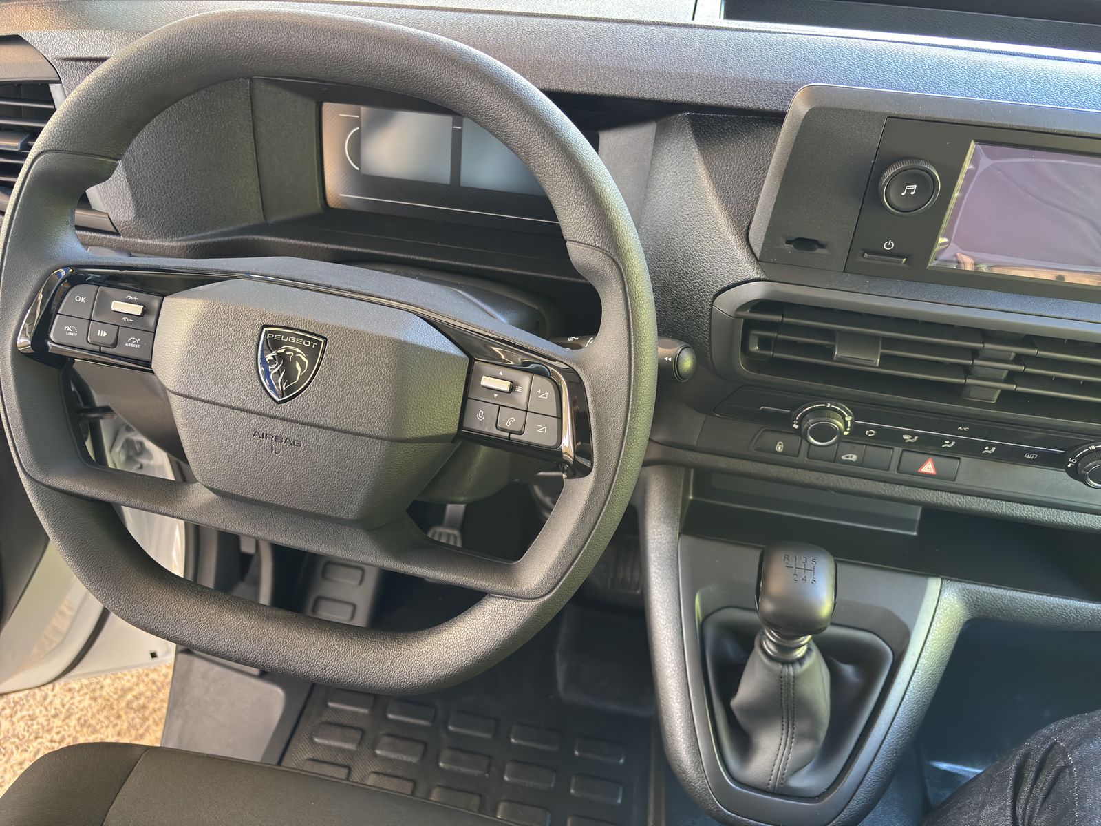 PEUGEOT Expert 2.0 BlueHDi 145 S&S Long-image-11