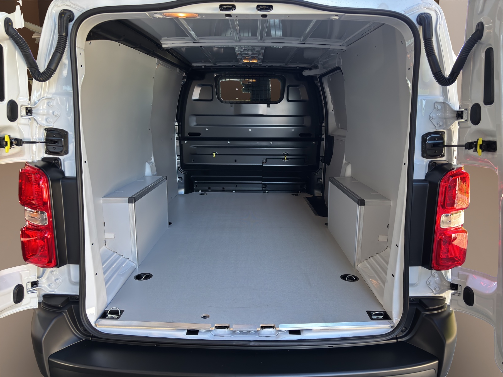 PEUGEOT Expert 2.0 BlueHDi 145 S&S Long-image-8