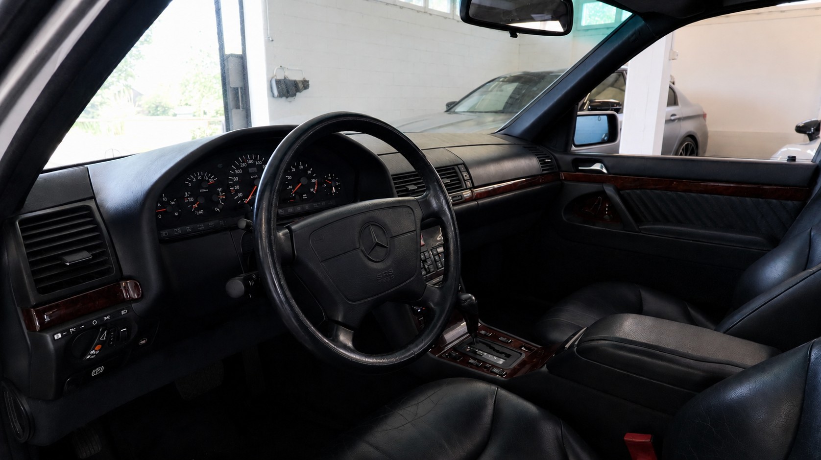 MERCEDES-BENZ 500SEL-showroom-element-3