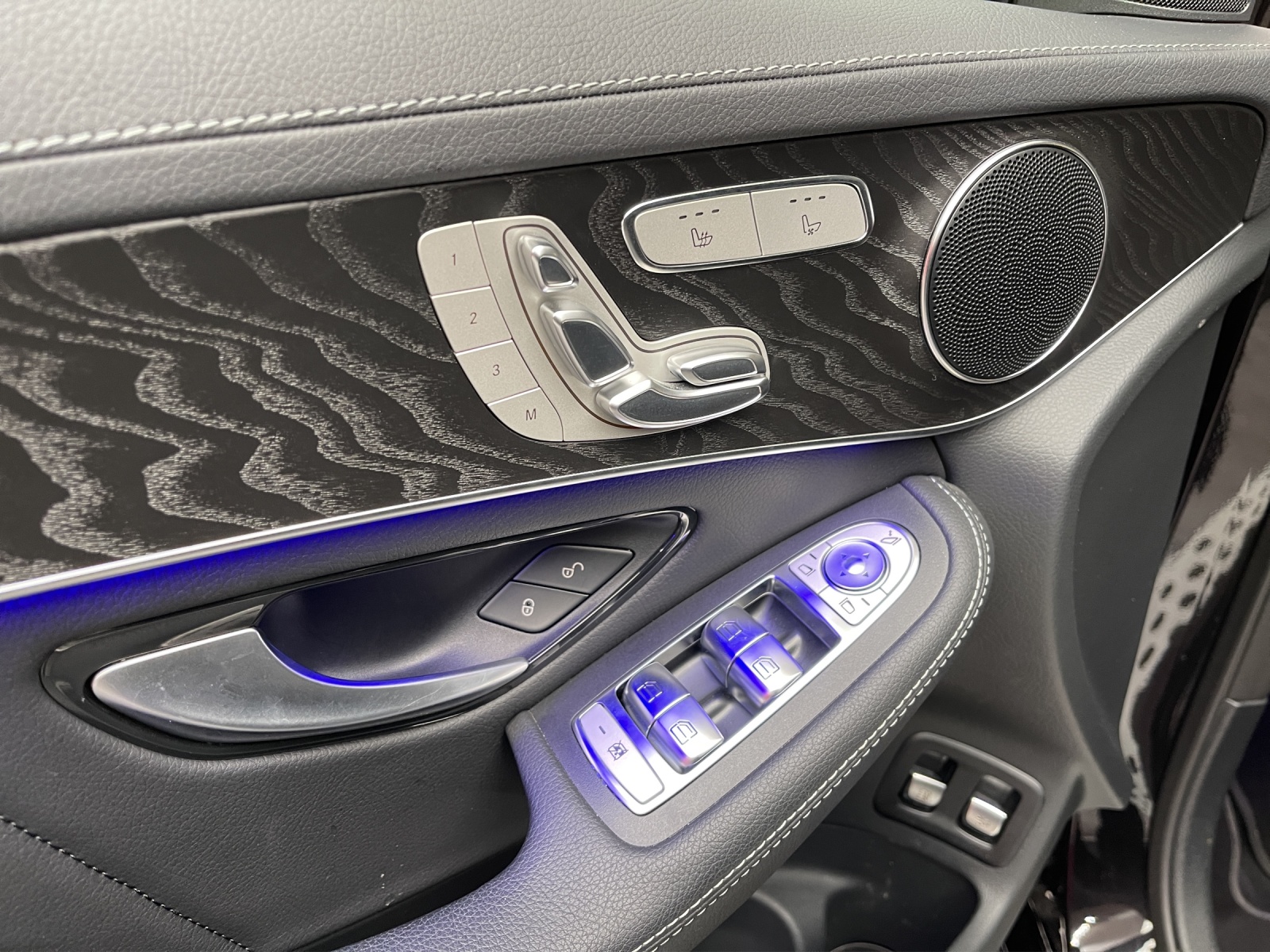 MERCEDES-BENZ GLC 300 e AMG Line 4Matic-image-11