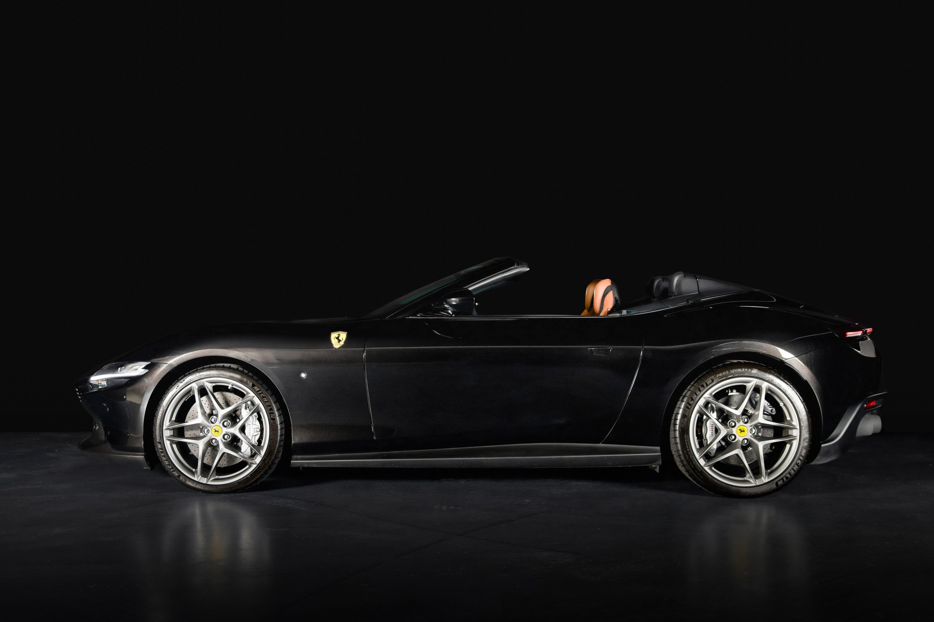 FERRARI Roma Spider 3.9 V8 T Nero Daytona-showroom-element-2