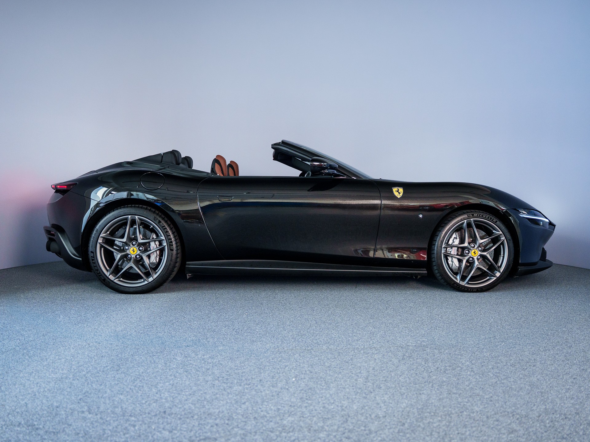FERRARI Roma Spider 3.9 V8 T Nero Daytona-showroom-element-3