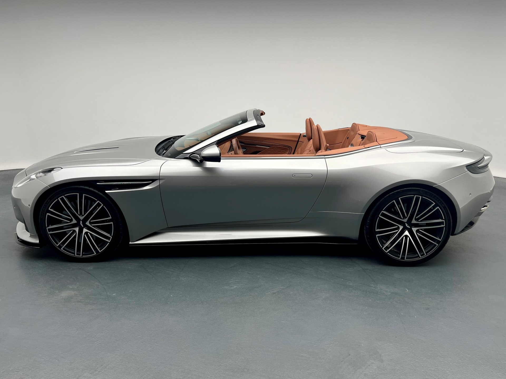 ASTON MARTIN DB12 Volante 4.0 V8 Bi-Turbo-showroom-element-1