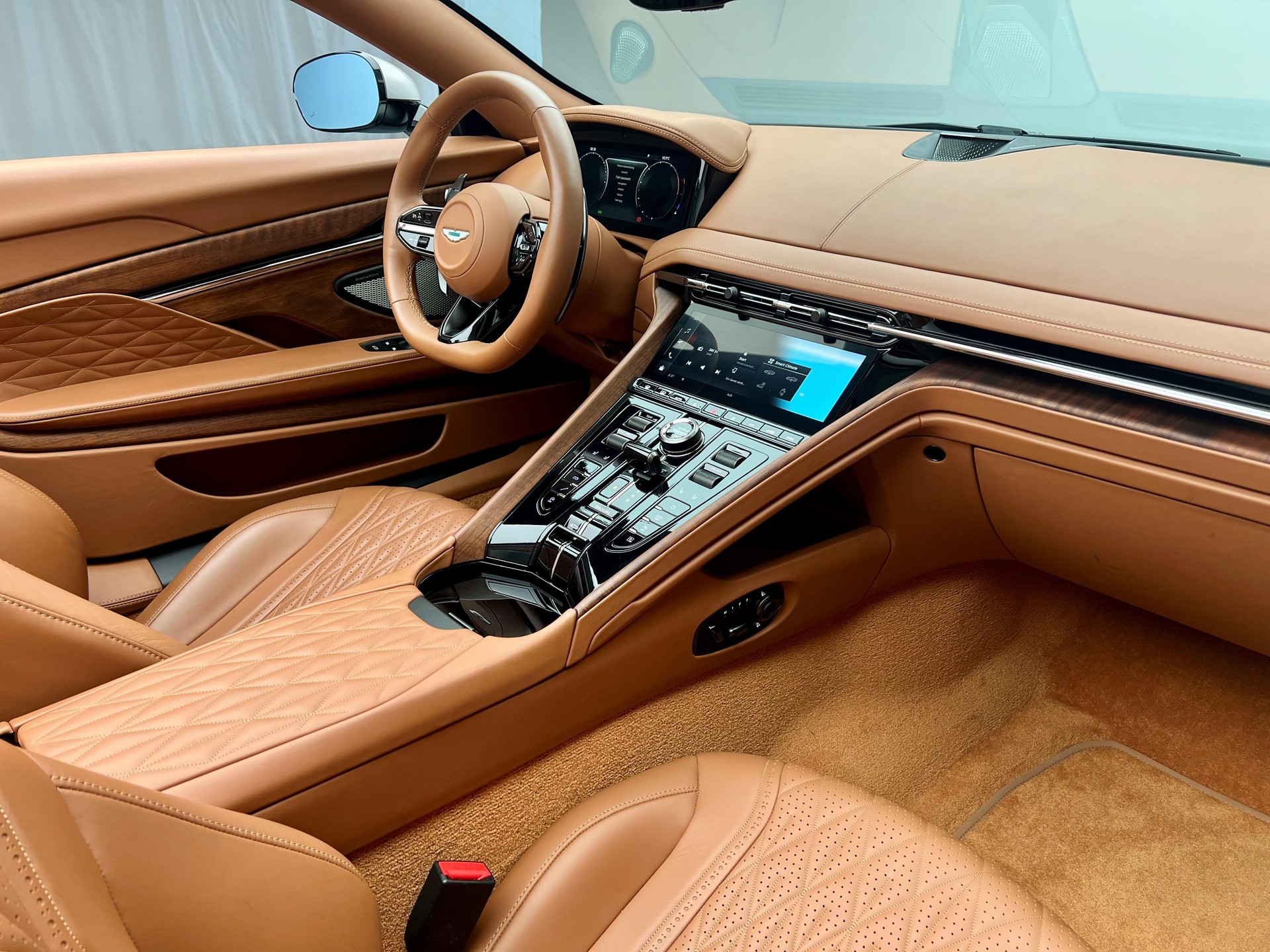 ASTON MARTIN DB12 Volante 4.0 V8 Bi-Turbo-image-12