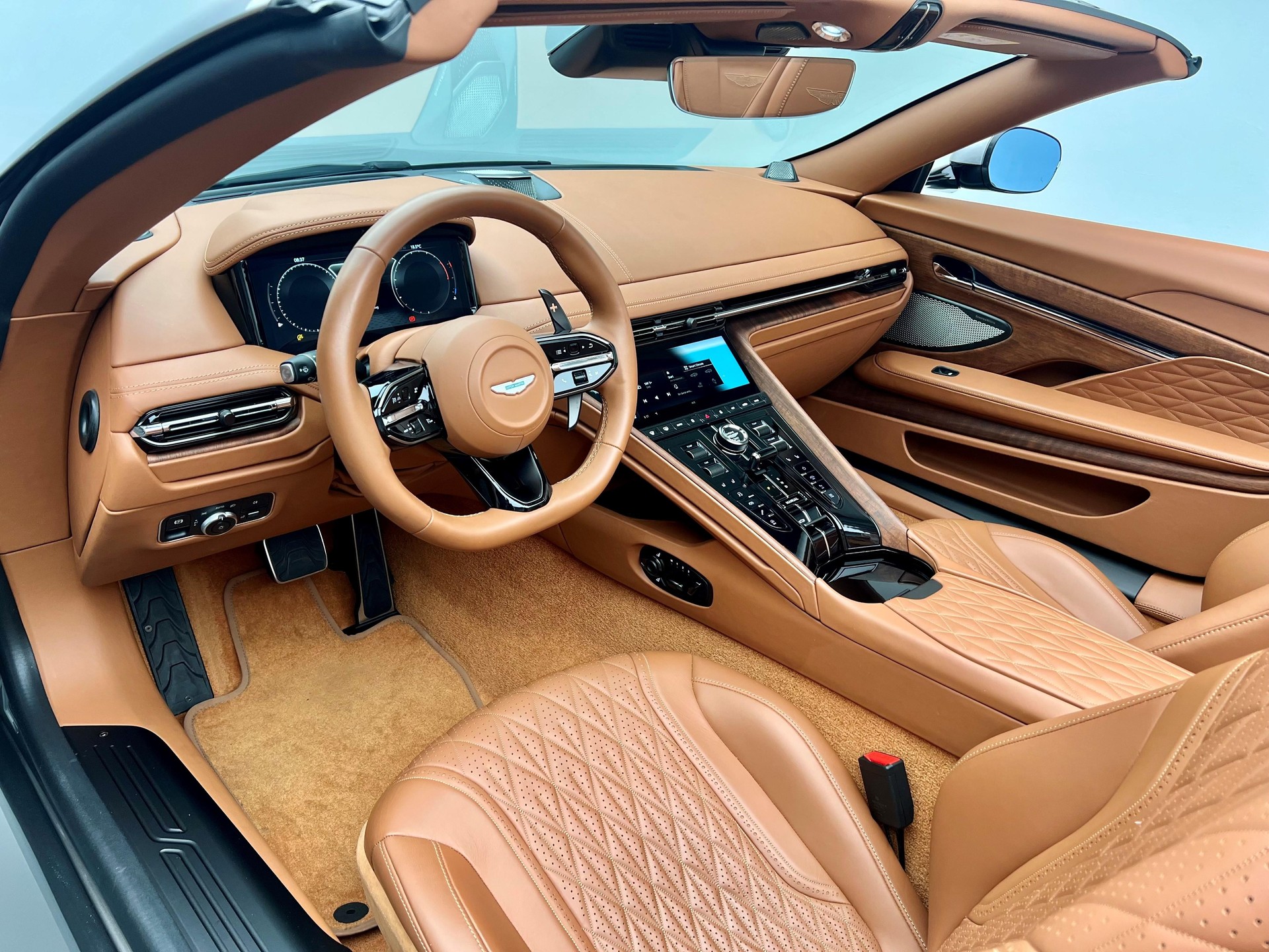 ASTON MARTIN DB12 Volante 4.0 V8 Bi-Turbo-showroom-element-3