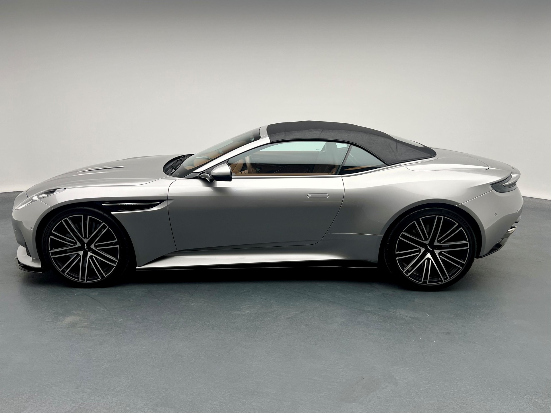 ASTON MARTIN DB12 Volante 4.0 V8 Bi-Turbo-image-21