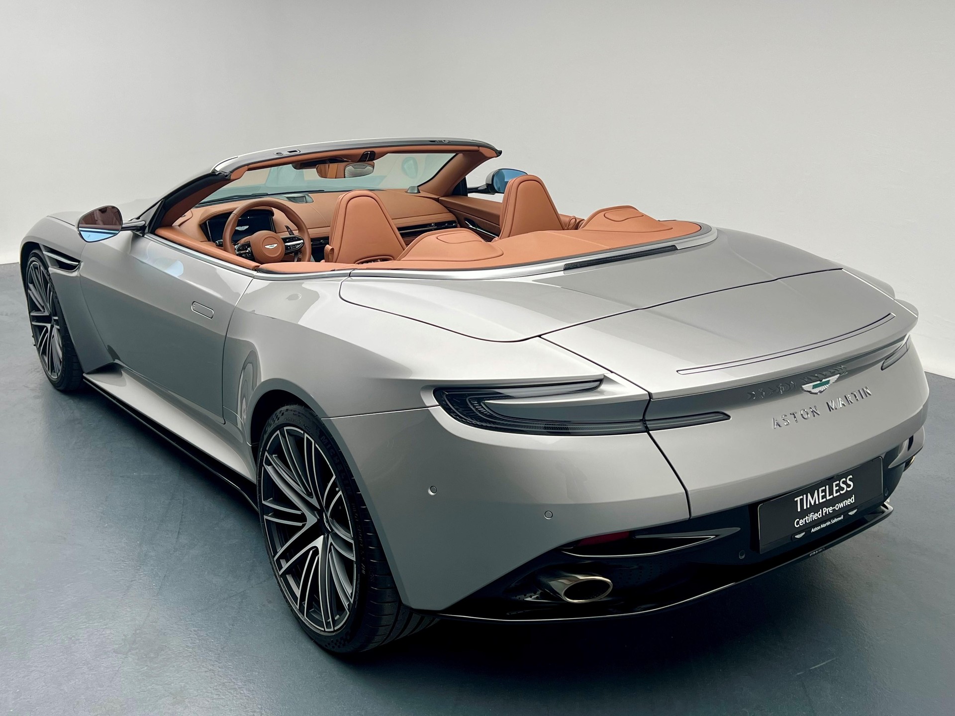 ASTON MARTIN DB12 Volante 4.0 V8 Bi-Turbo-showroom-element-2