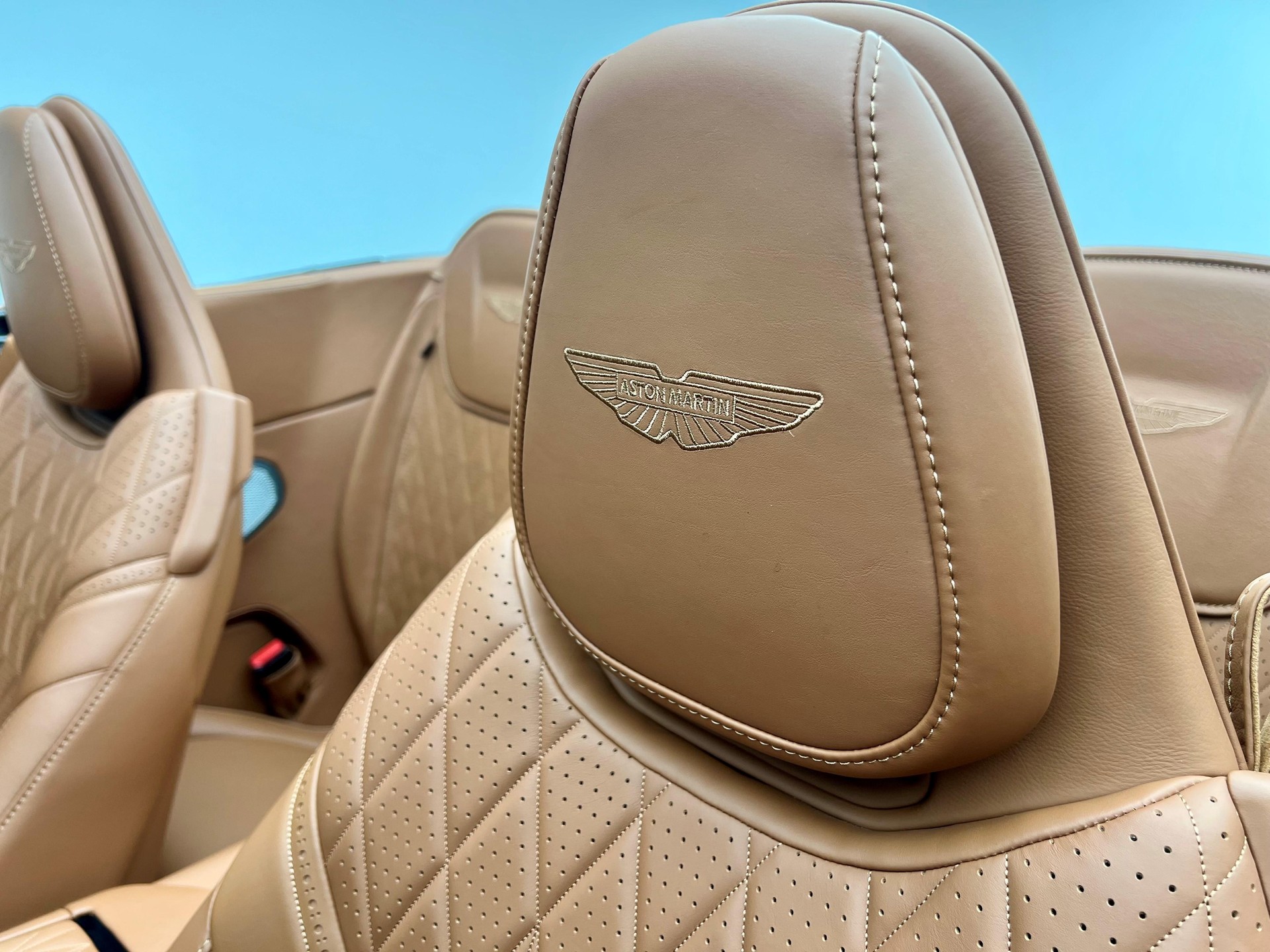 ASTON MARTIN DB12 Volante 4.0 V8 Bi-Turbo-image-6