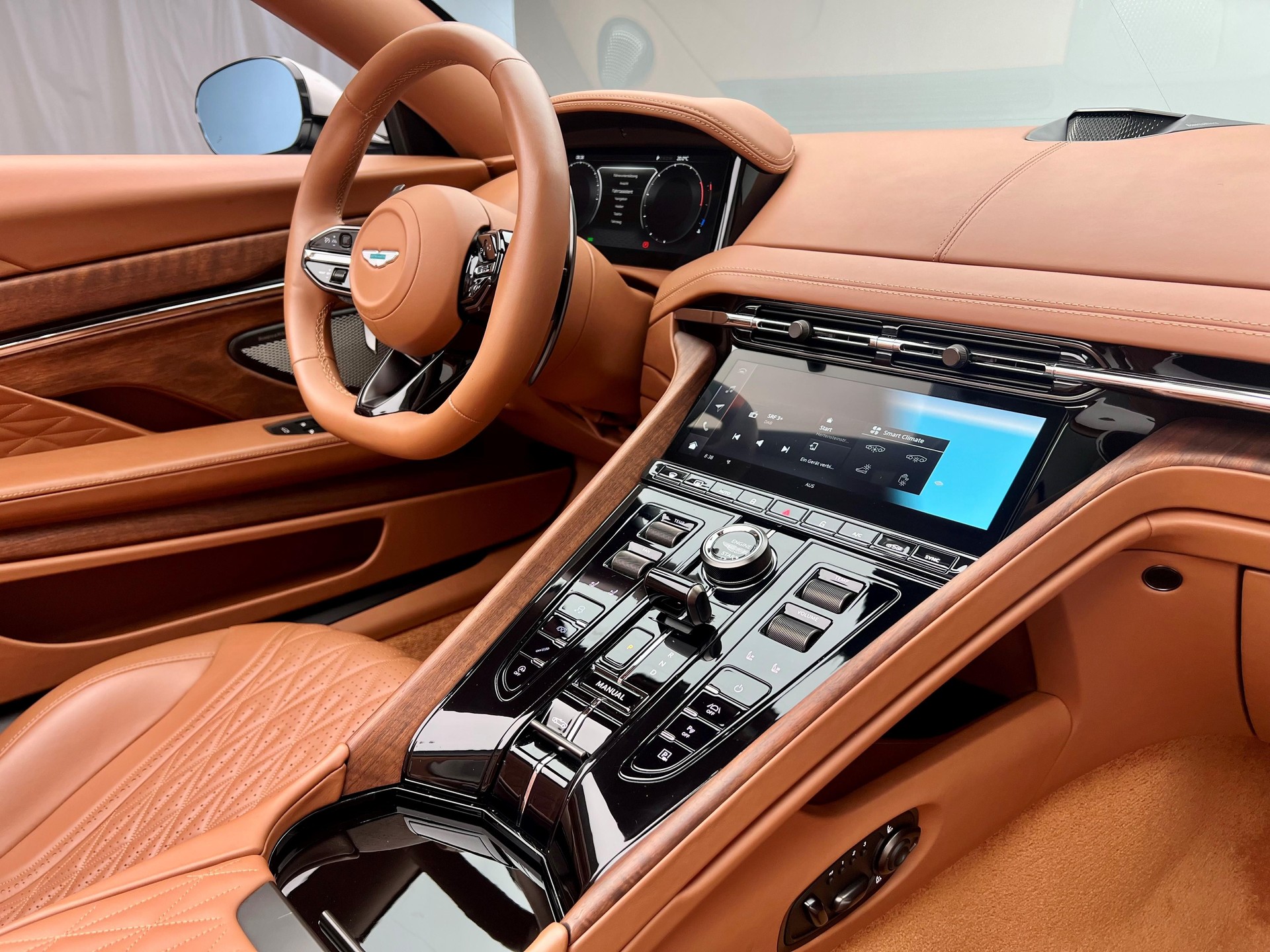 ASTON MARTIN DB12 Volante 4.0 V8 Bi-Turbo-image-11