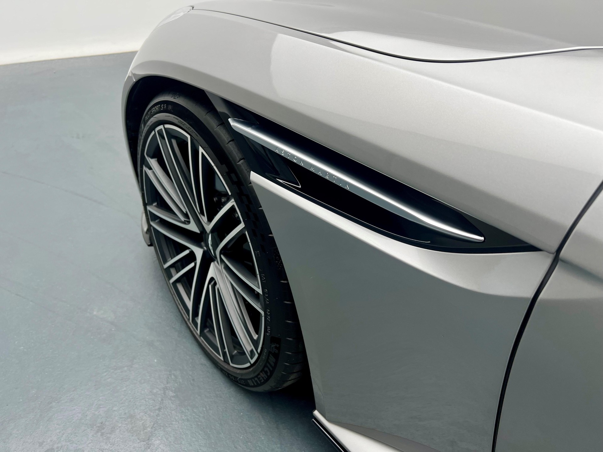 ASTON MARTIN DB12 Volante 4.0 V8 Bi-Turbo-image-16