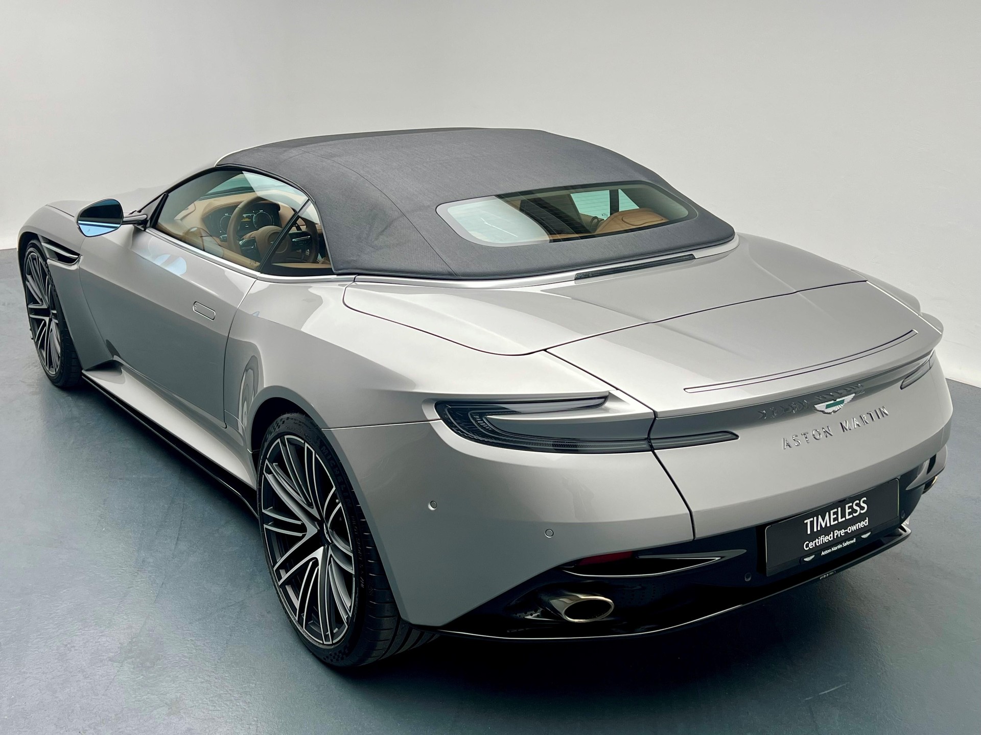 ASTON MARTIN DB12 Volante 4.0 V8 Bi-Turbo-image-22
