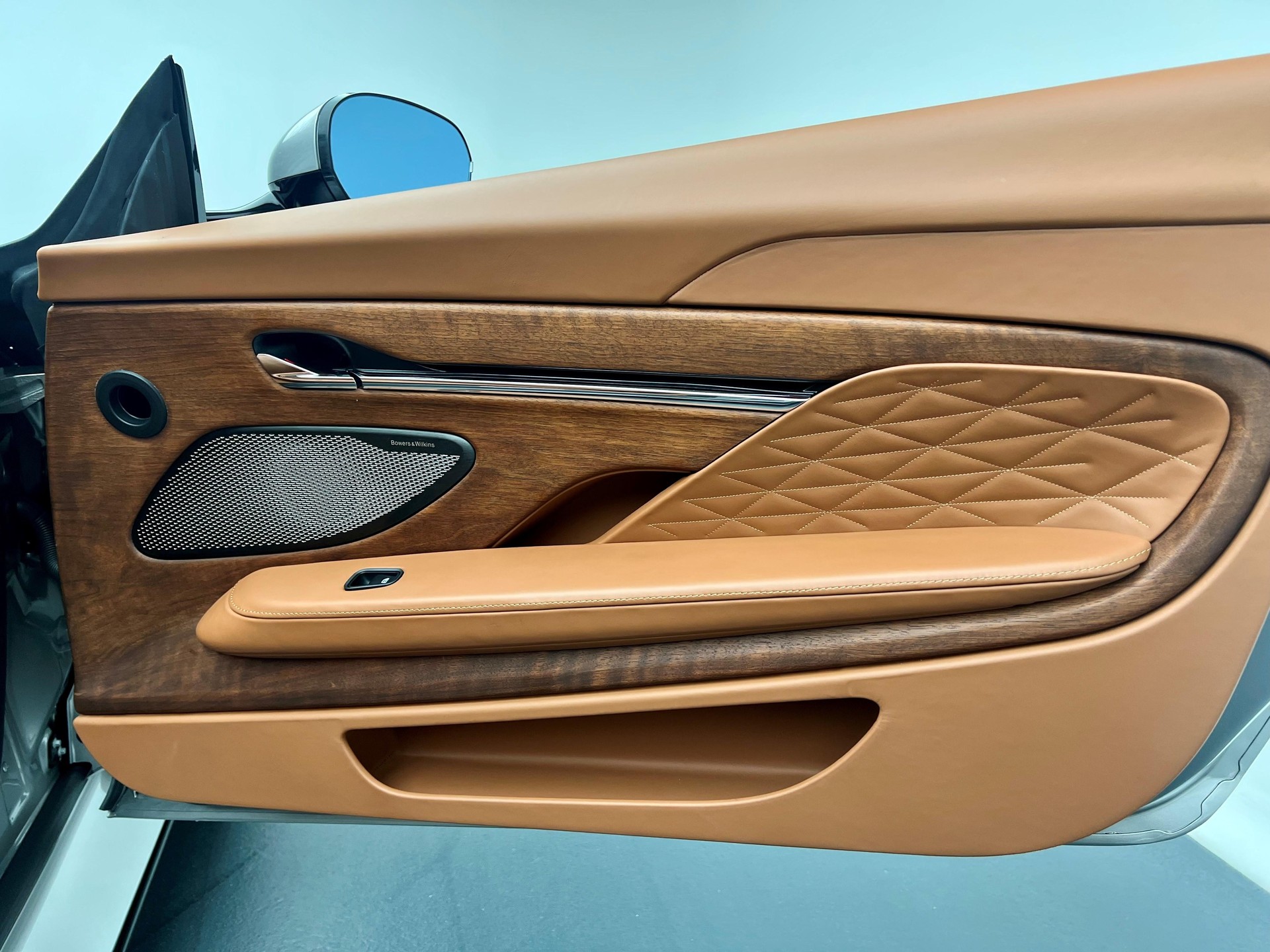 ASTON MARTIN DB12 Volante 4.0 V8 Bi-Turbo-image-14